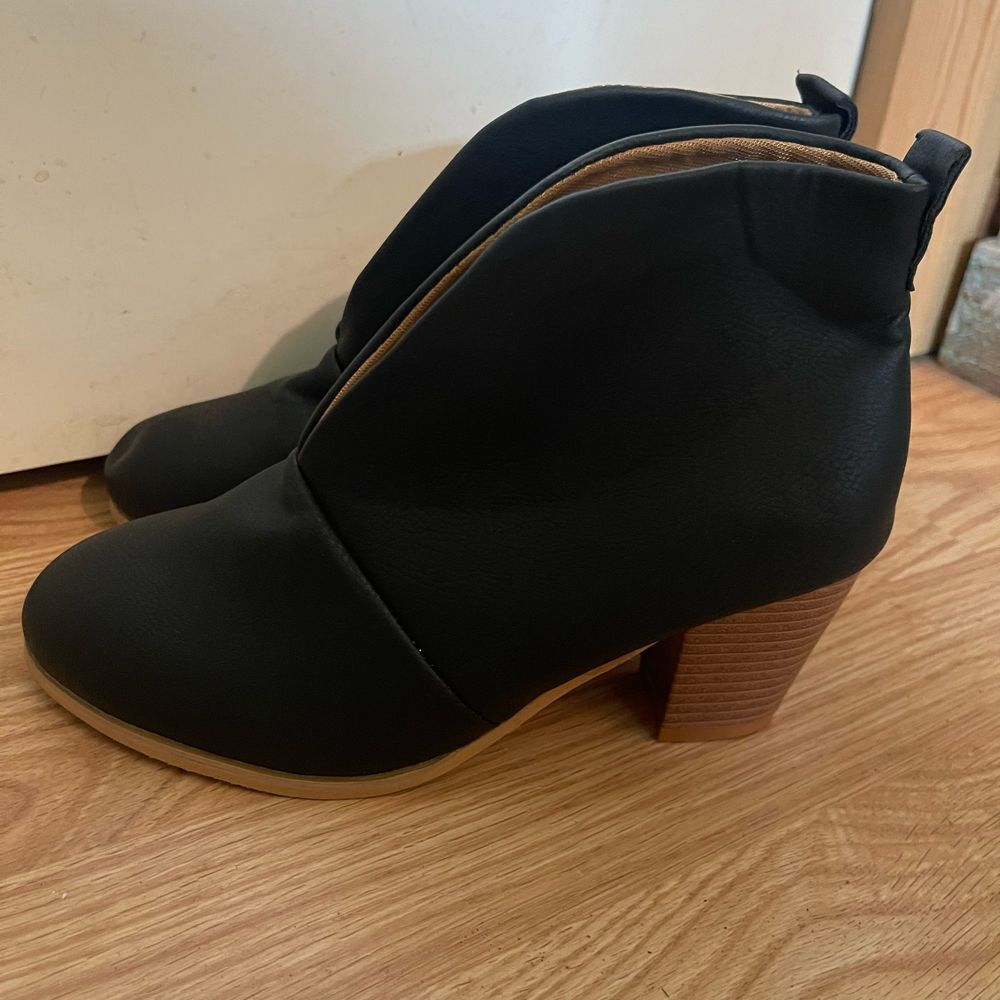 Noldares Womens boots EURO 37. Black low heel wedge ankle bootie, v cutout. New